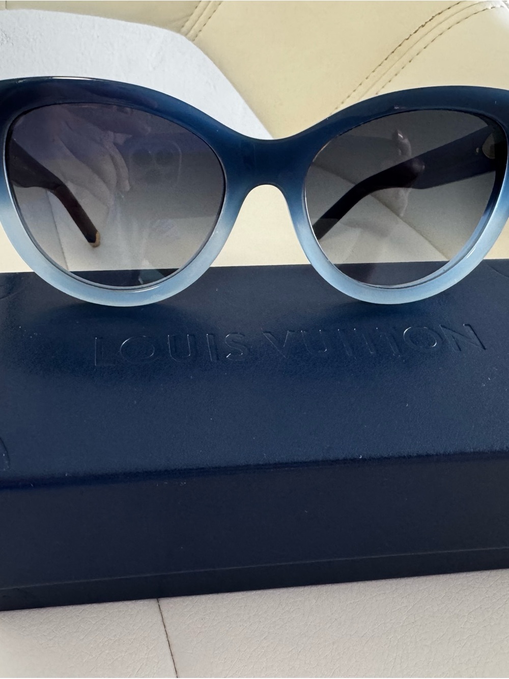 Louis Vuitton Z1947W 7YS Women's Ombre Blue Gradient Cat-Eye Sunglasses Full Set